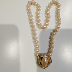 Pearl necklace or choker